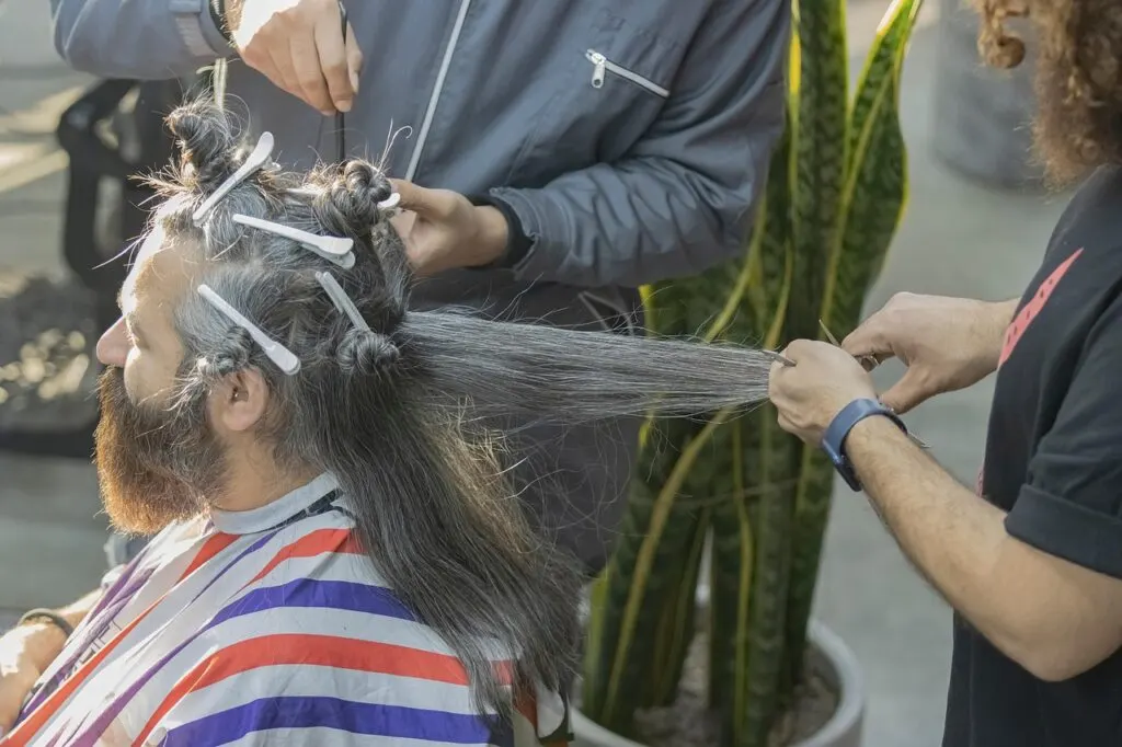 salon de coiffure mobile offrant des services professionnels à domicile, pour une coiffure tendance et pratique où que vous soyez.