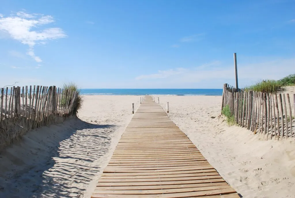 découvrez montpellier, une ville dynamique du sud de la france, riche en histoire, culture et gastronomie, idéale pour vos séjours et découvertes.
