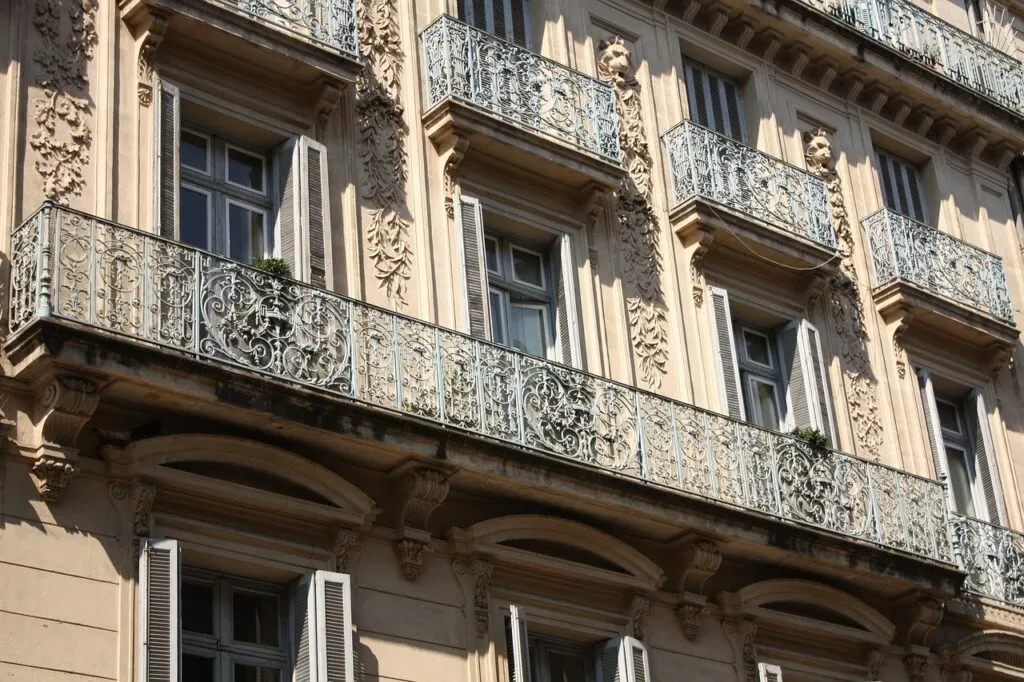 découvrez montpellier, une ville dynamique du sud de la france, riche en histoire, culture et gastronomie. profitez de ses plages, de son architecture médiévale et de son ambiance chaleureuse.