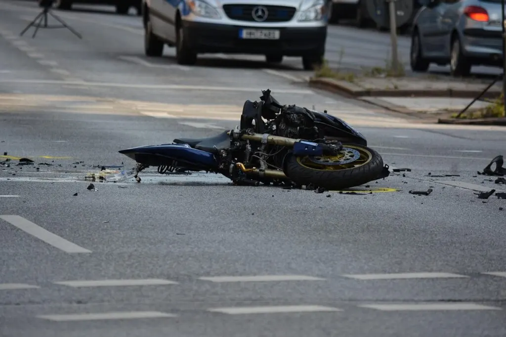 découvrez les informations essentielles sur les accidents de moto : causes, prévention, conseils de sécurité et démarches à suivre en cas d'accident.