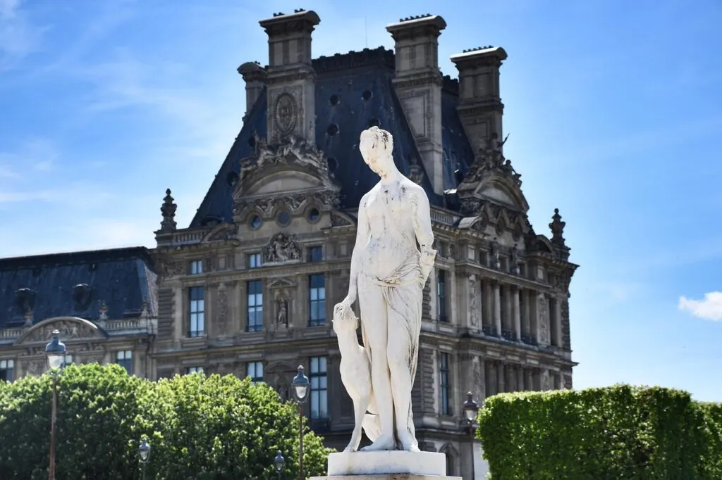 découvrez l'essentiel d'une escapade à paris : monuments emblématiques, gastronomie raffinée et atmosphère romantique pour un séjour inoubliable dans la ville lumière.