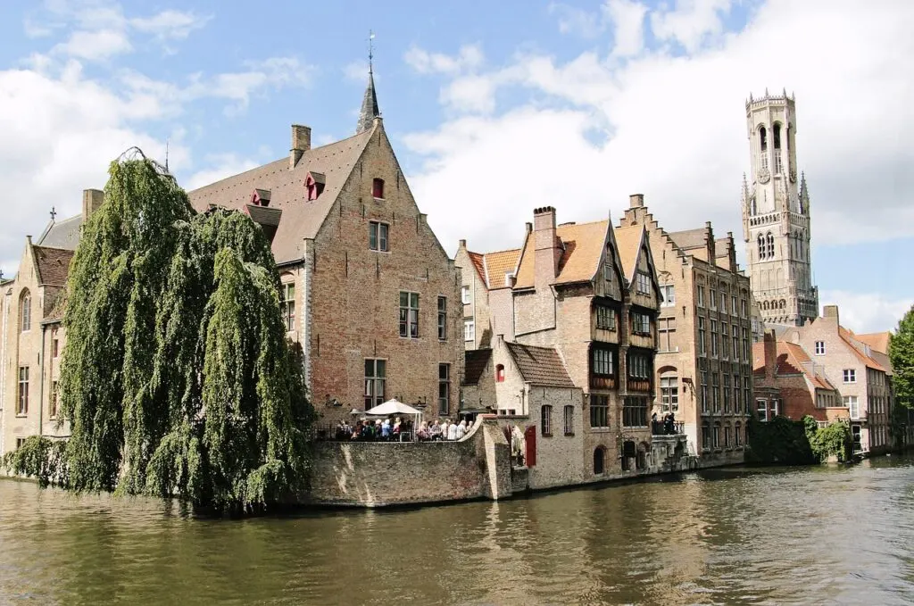 découvrez les géoparcs unesco, des territoires remarquables riches en patrimoine géologique, culturel et naturel, offrant des expériences uniques de tourisme durable et d'éducation environnementale.