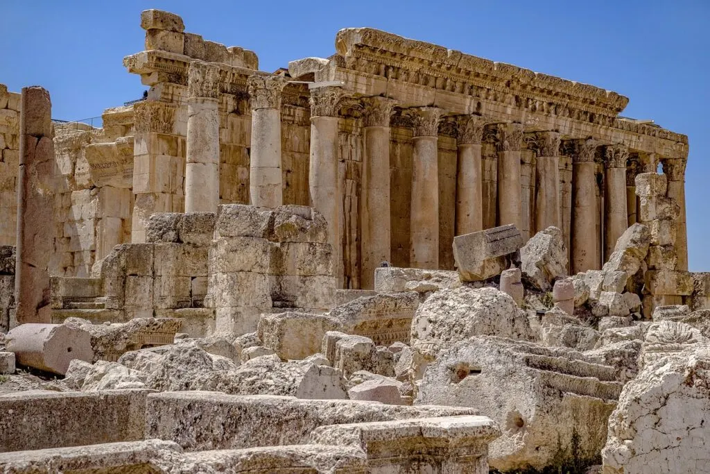 découvrez les mystères du passé avec l'archéologie, l'étude des civilisations anciennes à travers leurs vestiges et artefacts.