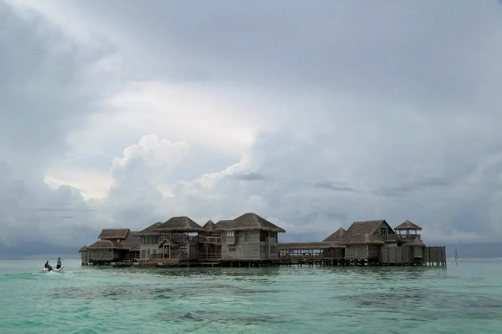 découvrez notre beach resort de rêve, où sable fin et eau turquoise vous attendent pour des vacances inoubliables alliant détente et activités nautiques.