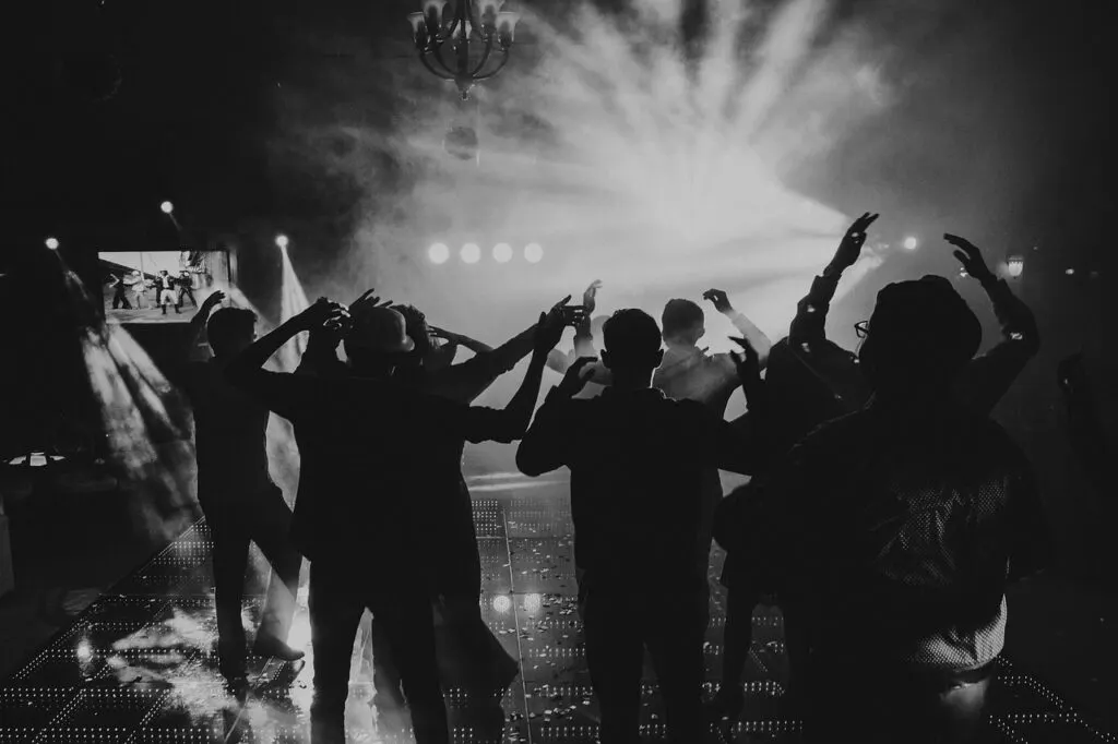 découvrez tout sur les free-parties : événements musicaux festifs, gratuits et en plein air, réunissant passionnés et amateurs de liberté sonore.