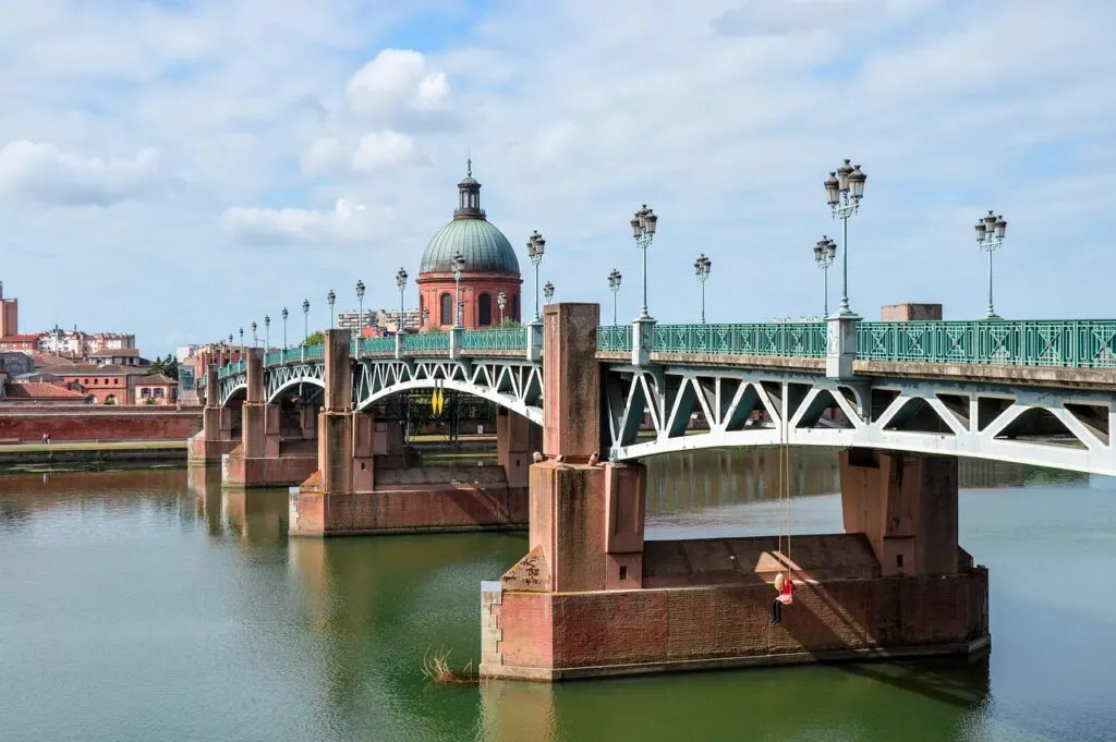 découvrez toulouse, la ville rose du sud-ouest de la france, riche en histoire, culture et gastronomie. explorez ses sites emblématiques et profitez d'une expérience authentique.