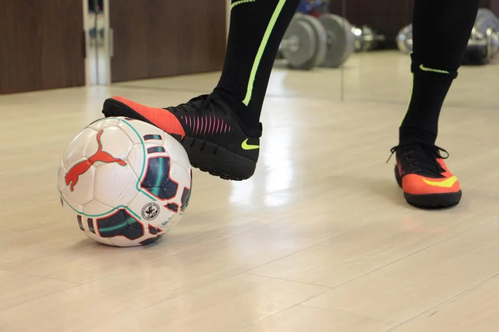 découvrez tout sur le futsal : règles, équipements, techniques et actualités pour les passionnés de ce sport dynamique en salle.