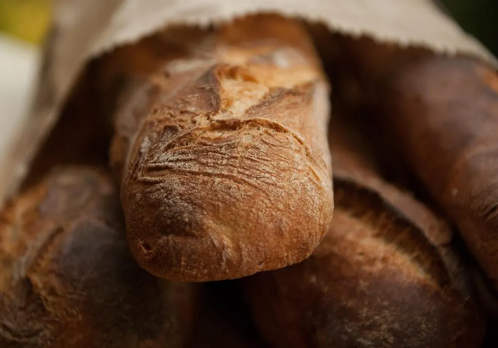 découvrez l'histoire captivante de missing baker, une aventure pleine de mystère et de suspense autour d'un boulanger disparu.