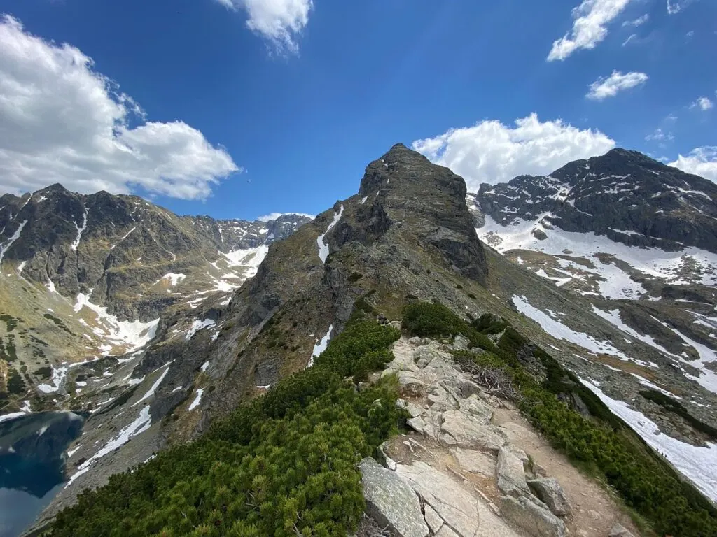 découvrez les meilleures destinations pour la randonnée estivale, conseils pratiques et équipements indispensables pour profiter pleinement de vos aventures en plein air cet été.