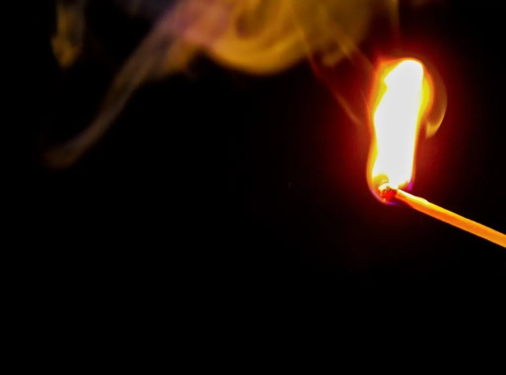 découvrez tout ce qu'il faut savoir sur l'incendie criminel, ses causes, conséquences et les mesures de prévention pour lutter contre l'arson.