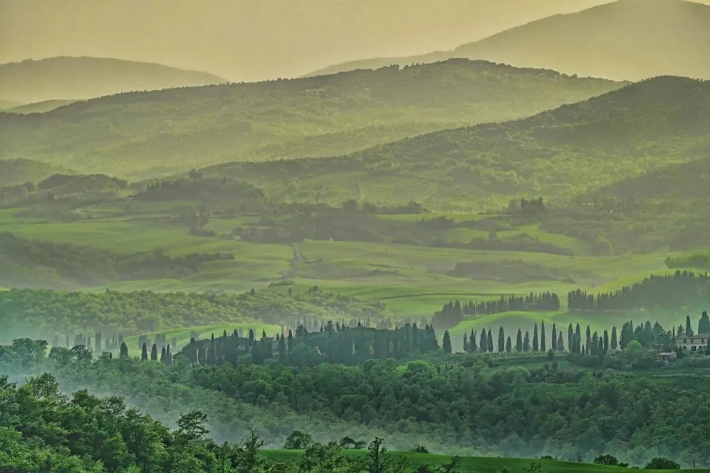 découvrez les magnifiques collines de fontcaude, un site naturel idéal pour les randonnées, la détente et l'exploration au cœur d'un paysage préservé.