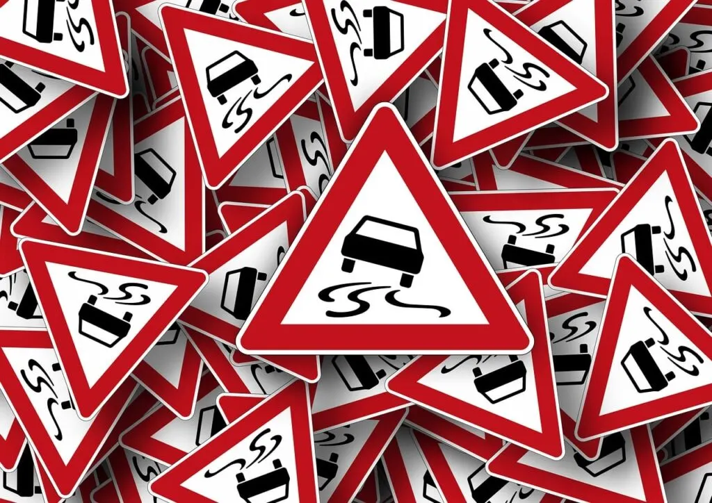 découvrez les dangers de la route et comment les éviter pour garantir votre sécurité lors de vos déplacements. conseils et informations essentielles sur les risques routiers.