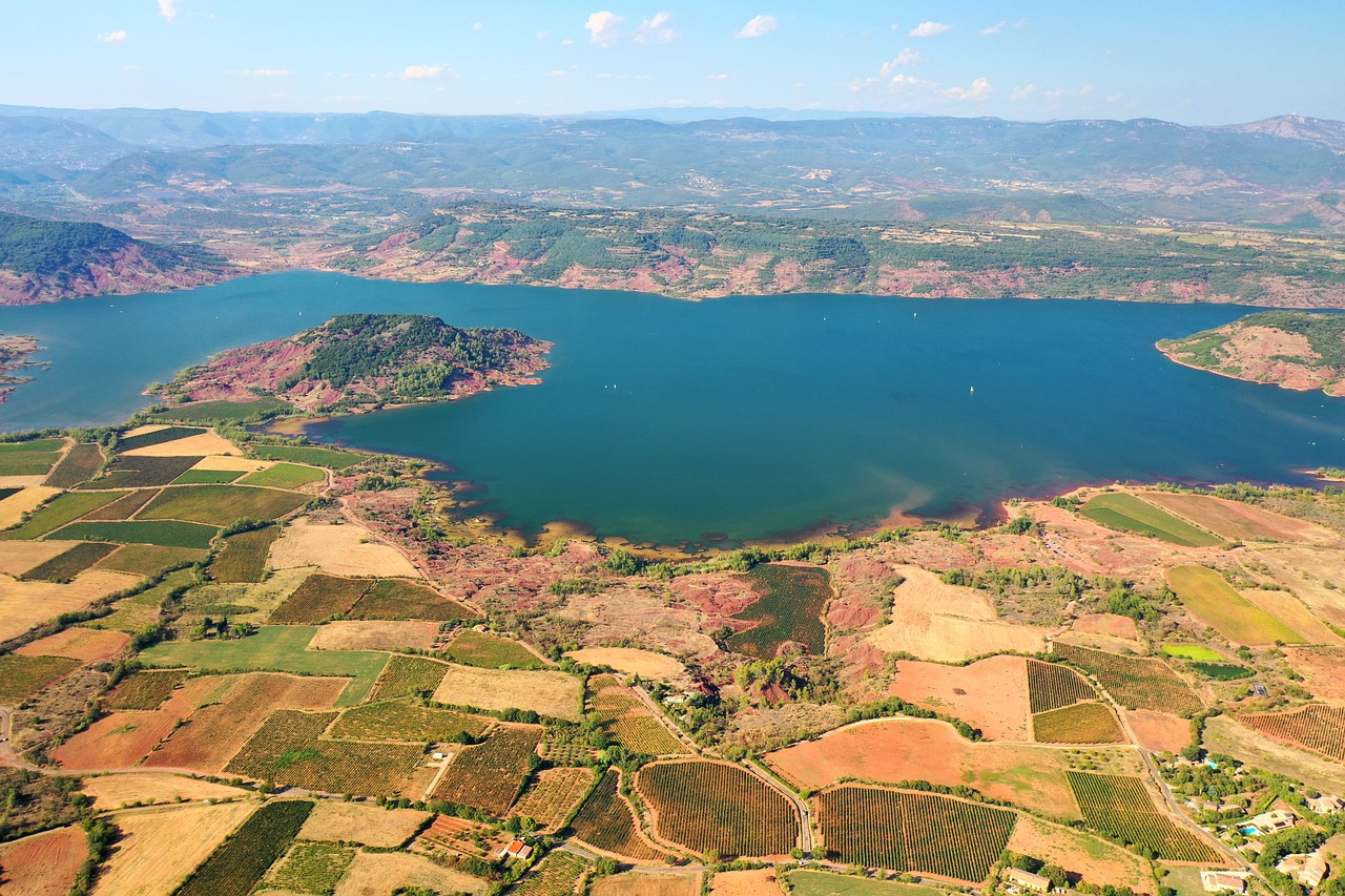 découvrez le département de l'hérault, situé dans le sud de la france. explorez ses paysages variés, ses plages méditerranéennes, ses villages viticoles et son riche patrimoine culturel. profitez d'activités en plein air, de gastronomie locale et d'événements festifs dans cette région ensoleillée.
