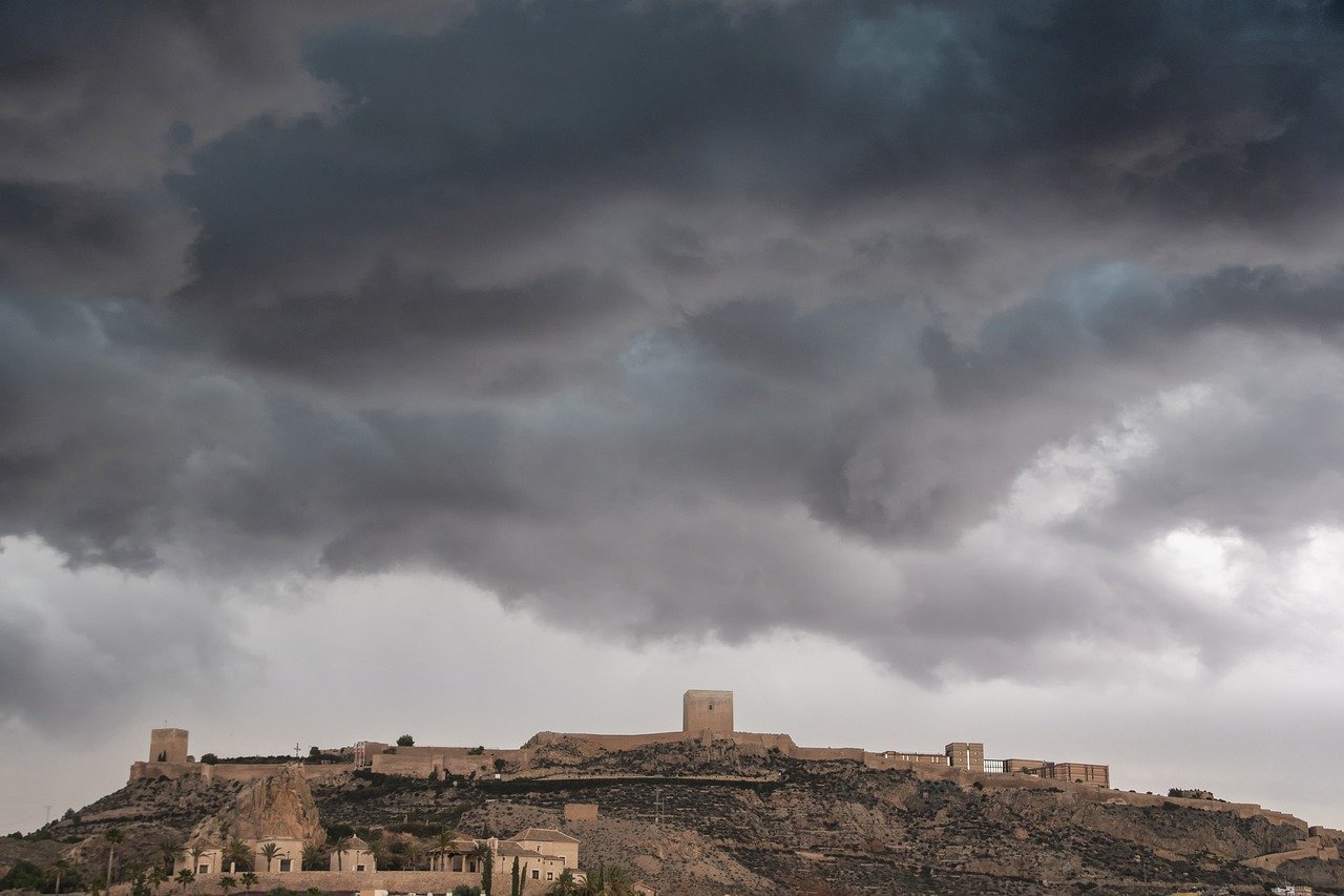 restez informé et préparé avec notre alerte météo. recevez des notifications en temps réel sur les conditions climatiques extrêmes, les tempêtes et autres événements météorologiques significatifs pour protéger votre sécurité et celle de vos proches.