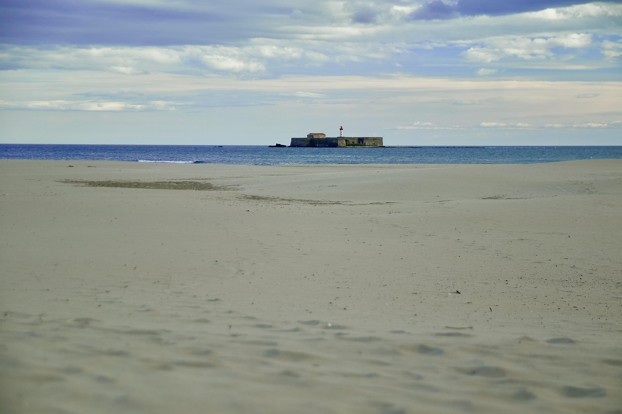 découvrez l'hérault, un département français riche en paysages variés, de la méditerranée aux montagnes. explorez ses charmantes villes, ses plages ensoleillées et son patrimoine historique exceptionnel. parfait pour des vacances d'aventure ou de détente.