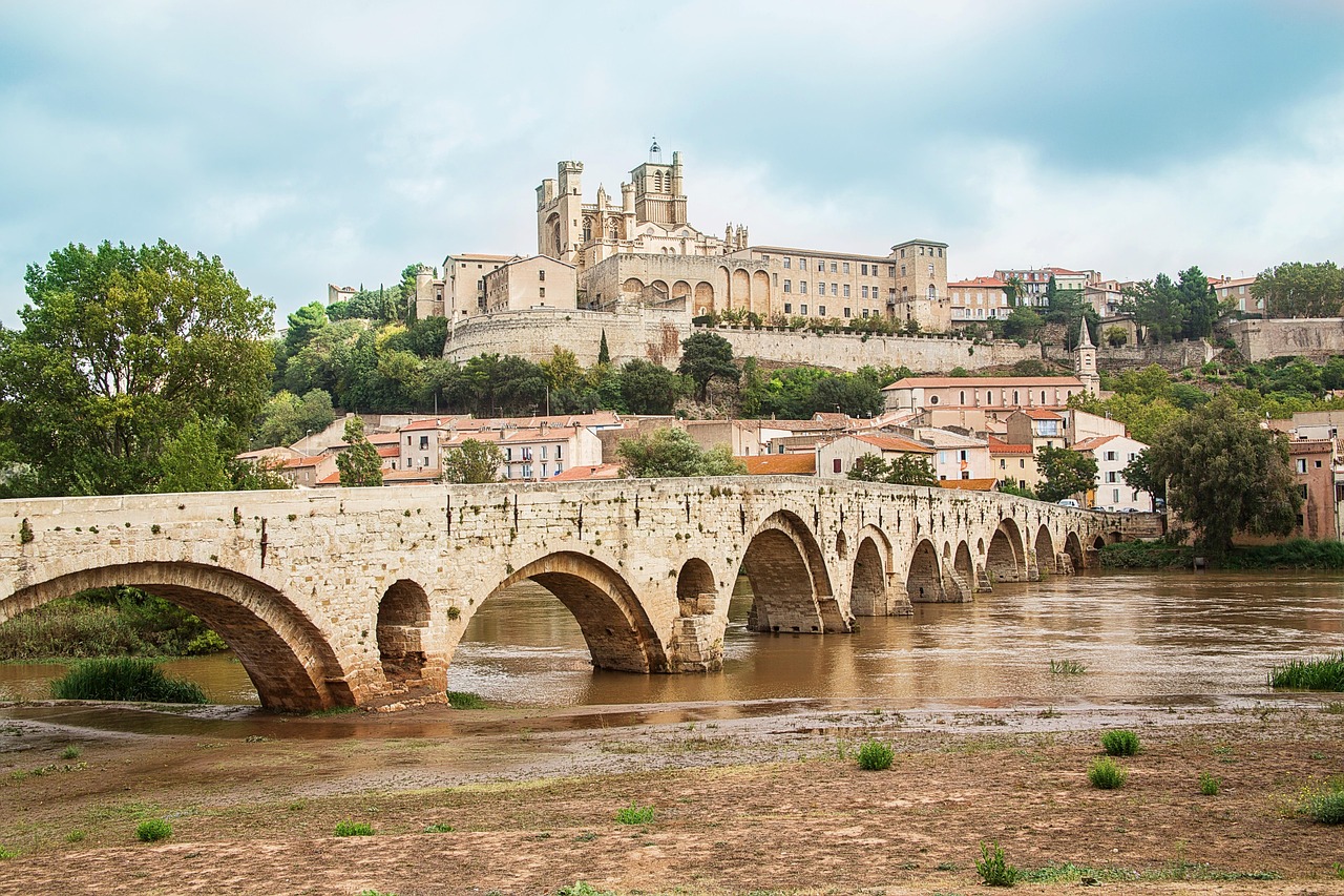 découvrez béziers, une ville historique du sud de la france, réputée pour ses vestiges romains, son impressionnante cathédrale saint-nazaire et ses festivals animés. profitez de la gastronomie locale, flânez le long des canaux et explorez la beauté des paysages environnants.