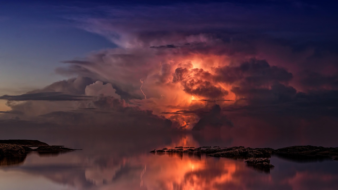 découvrez tout ce que vous devez savoir sur les tempêtes d'été : leur formation, leurs impacts, et comment rester en sécurité lors de ces phénomènes météorologiques impressionnants. apprenez à reconnaître les signes avant-coureurs et à vous préparer aux tempêtes électriques.