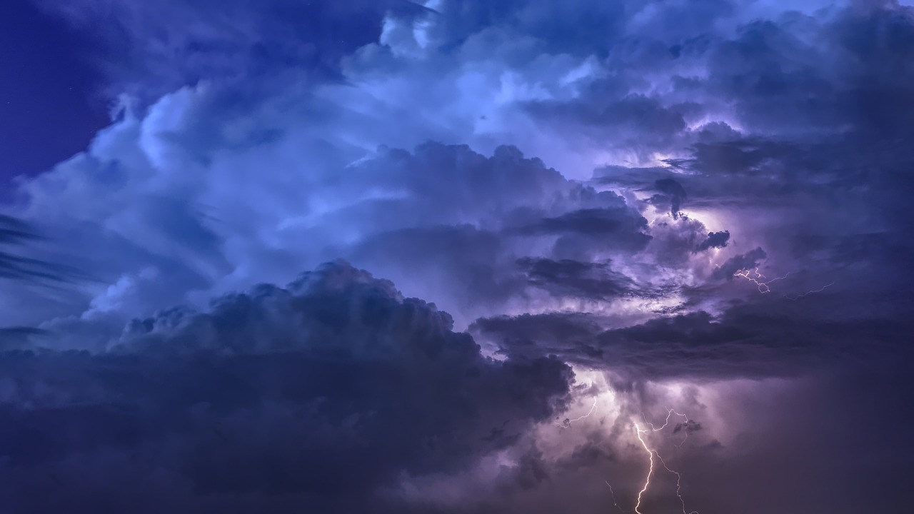 découvrez le fascinant monde des orages : des éclairs à la foudre, explorez les phénomènes météorologiques intenses qui illuminent nos ciels et impactent notre environnement.