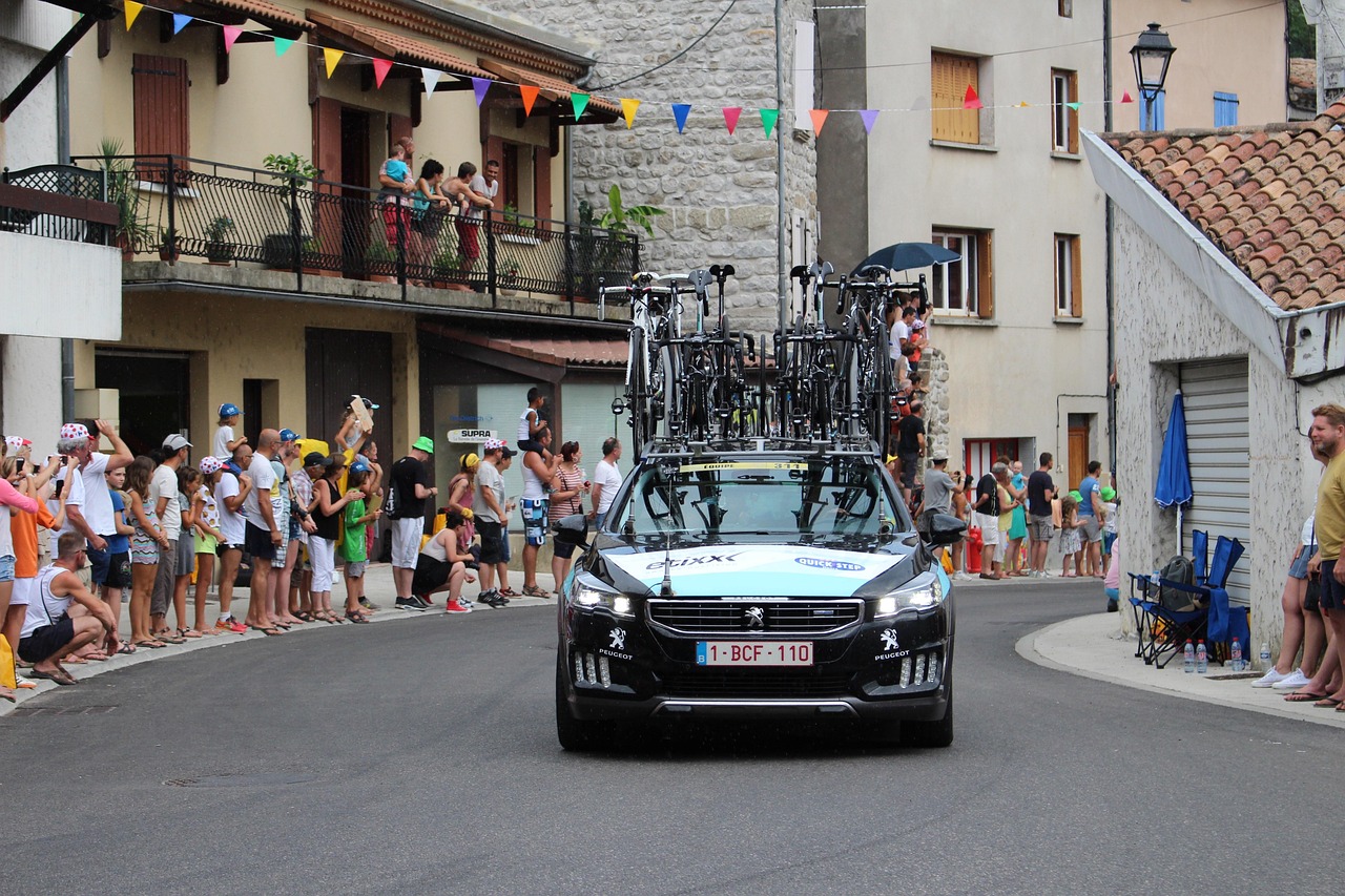 découvrez le tour de france, la célèbre course cycliste qui traverse les plus belles régions de france. suivez les exploits des cyclistes, les étapes palpitantes et l'ambiance festive qui enveloppe cet événement incontournable du sport.