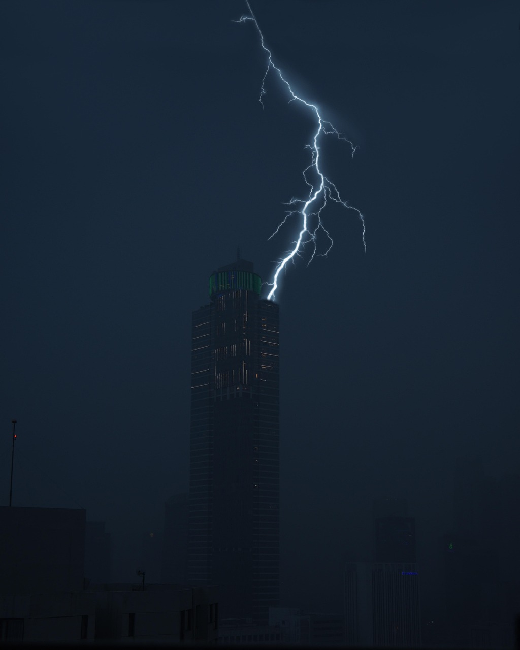 découvrez tout ce qu'il faut savoir sur les orages : phénomènes météorologiques fascinants, impacts sur notre environnement, conseils de sécurité et astuces pour profiter de la beauté de ces spectacles naturels. préparez-vous à affronter les tempêtes tout en admirant leur puissance.