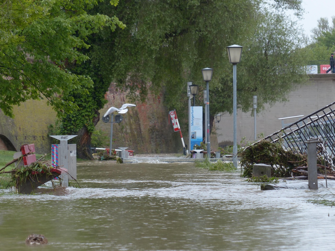 découvrez tout ce qu'il faut savoir sur les inondations : causes, prévention, impacts et conseils pratiques pour se protéger efficacement lors de crues.