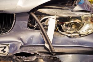 EN IMAGES. Dans le cœur de l’Hérault, une septuagénaire heurte accidentellement une voiture stationnée et finit sur le toit