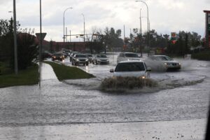 Pluies intenses et inondations : quand le fleuve Hérault déborde, les déchets envahissent la Méditerranée