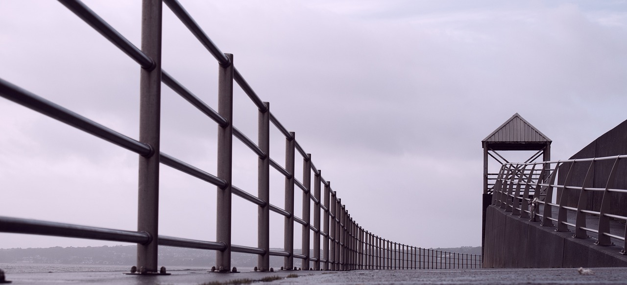 découvrez la promenade côtière, un lieu idéal pour se balader au bord de la mer, profiter des paysages marins et d'une ambiance apaisante.