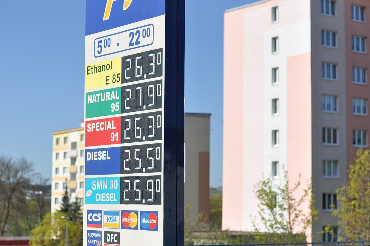 consultez les prix actuels du carburant et suivez les tendances pour économiser sur vos dépenses en essence et diesel.