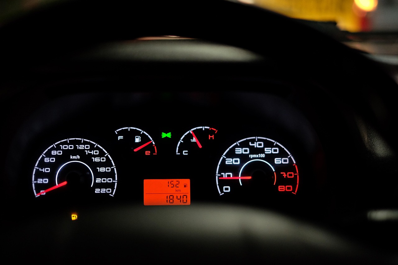 découvrez comment reconnaître et éviter les arnaques liées au carburant pour protéger votre budget et votre véhicule.