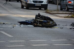 Tragique accident dans l’Hérault : un jeune motard heurte une voiture après avoir glissé sur des figues écrasées