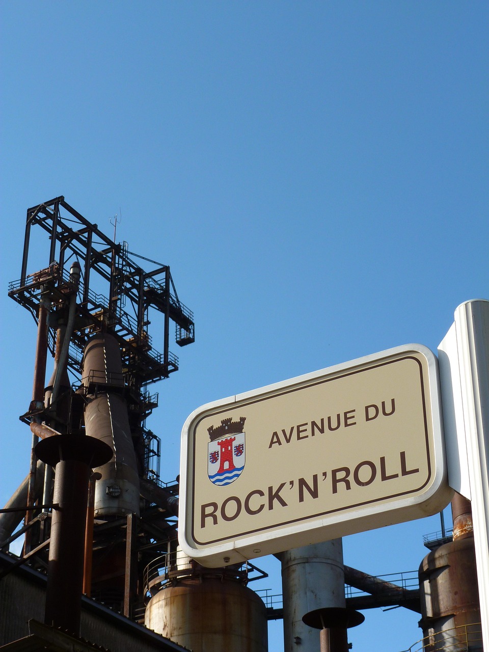 découvrez l'univers vibrant du rock'n'roll, un style musical emblématique mêlant énergie, guitare électrique et rythmes entraînants qui a révolutionné la musique contemporaine.