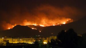 Un pyromane en cavale : l’Hérault confronté à une dizaine d’incendies criminels en une seule nuit