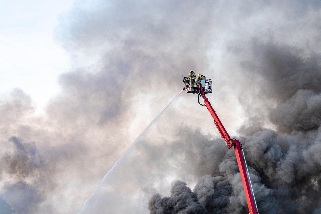 découvrez le métier de pompier : un héros du quotidien engagé pour protéger les vies et les biens contre les incendies et autres urgences.