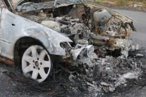 Accident spectaculaire dans l’ouest de l’Hérault : deux véhicules dévalent un ravin de 20 mètres, avec un 4×4 impliqué